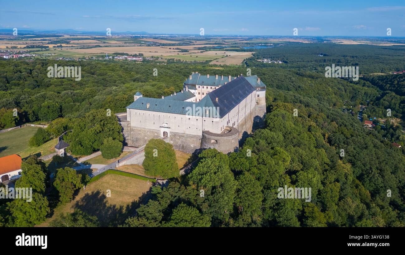 Panoramablick auf das Schloss Cerveny Kamen in der Slowakei. BILD Stockfoto