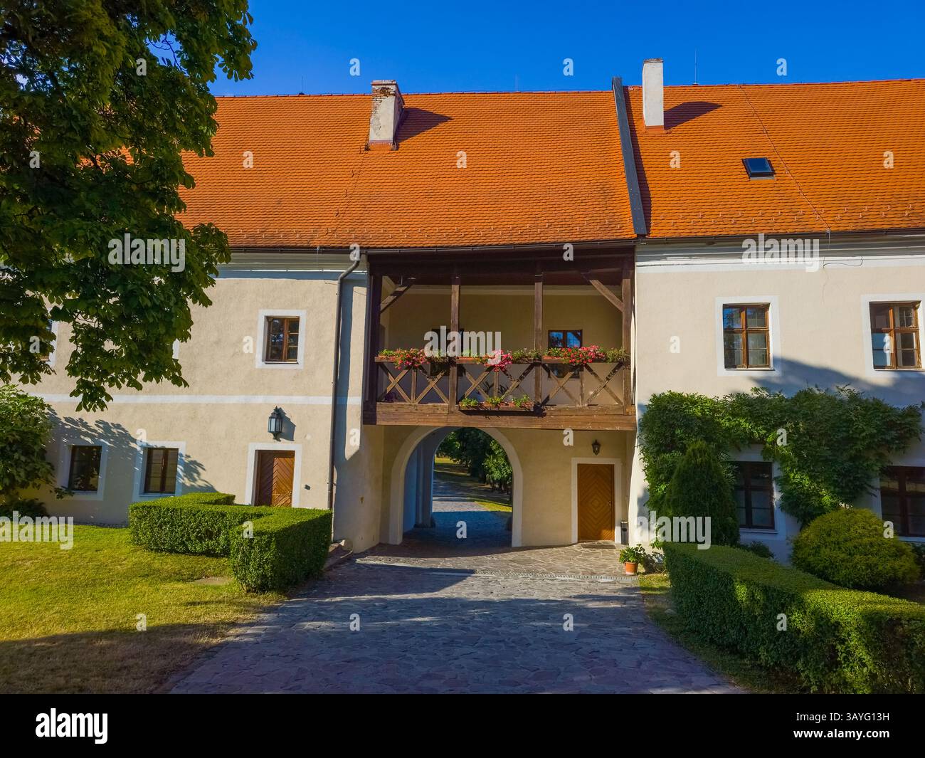 Panoramablick auf das Schloss Cerveny Kamen in der Slowakei. BILD Stockfoto