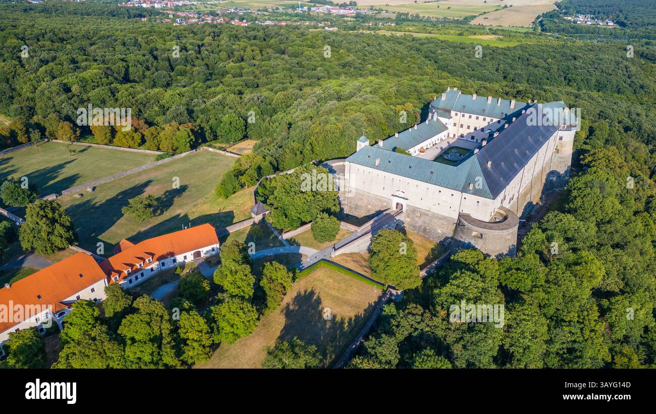 Panoramablick auf das Schloss Cerveny Kamen in der Slowakei. BILD Stockfoto