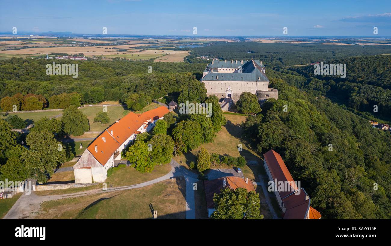 Panoramablick auf das Schloss Cerveny Kamen in der Slowakei. BILD Stockfoto