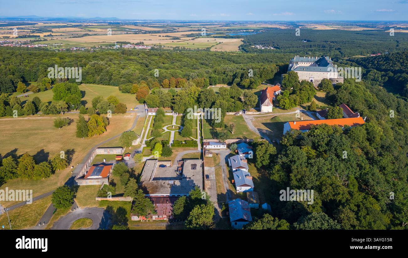 Panoramablick auf das Schloss Cerveny Kamen in der Slowakei. BILD Stockfoto