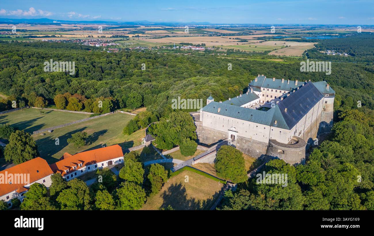 Panoramablick auf das Schloss Cerveny Kamen in der Slowakei. BILD Stockfoto