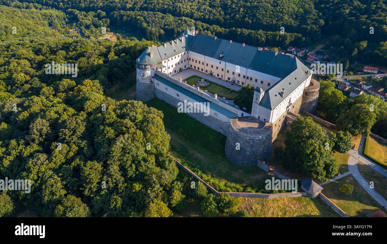 Panoramablick auf das Schloss Cerveny Kamen in der Slowakei. BILD Stockfoto