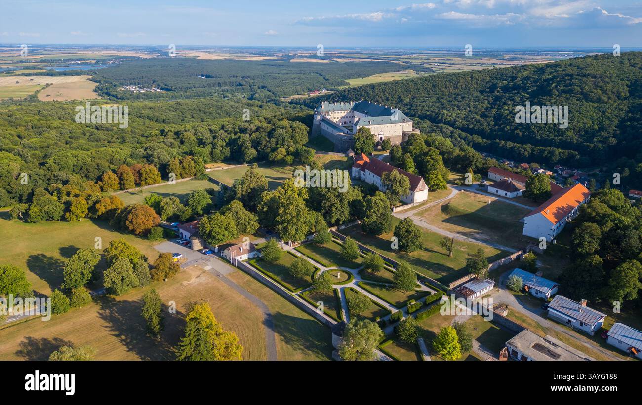 Panoramablick auf das Schloss Cerveny Kamen in der Slowakei. BILD Stockfoto