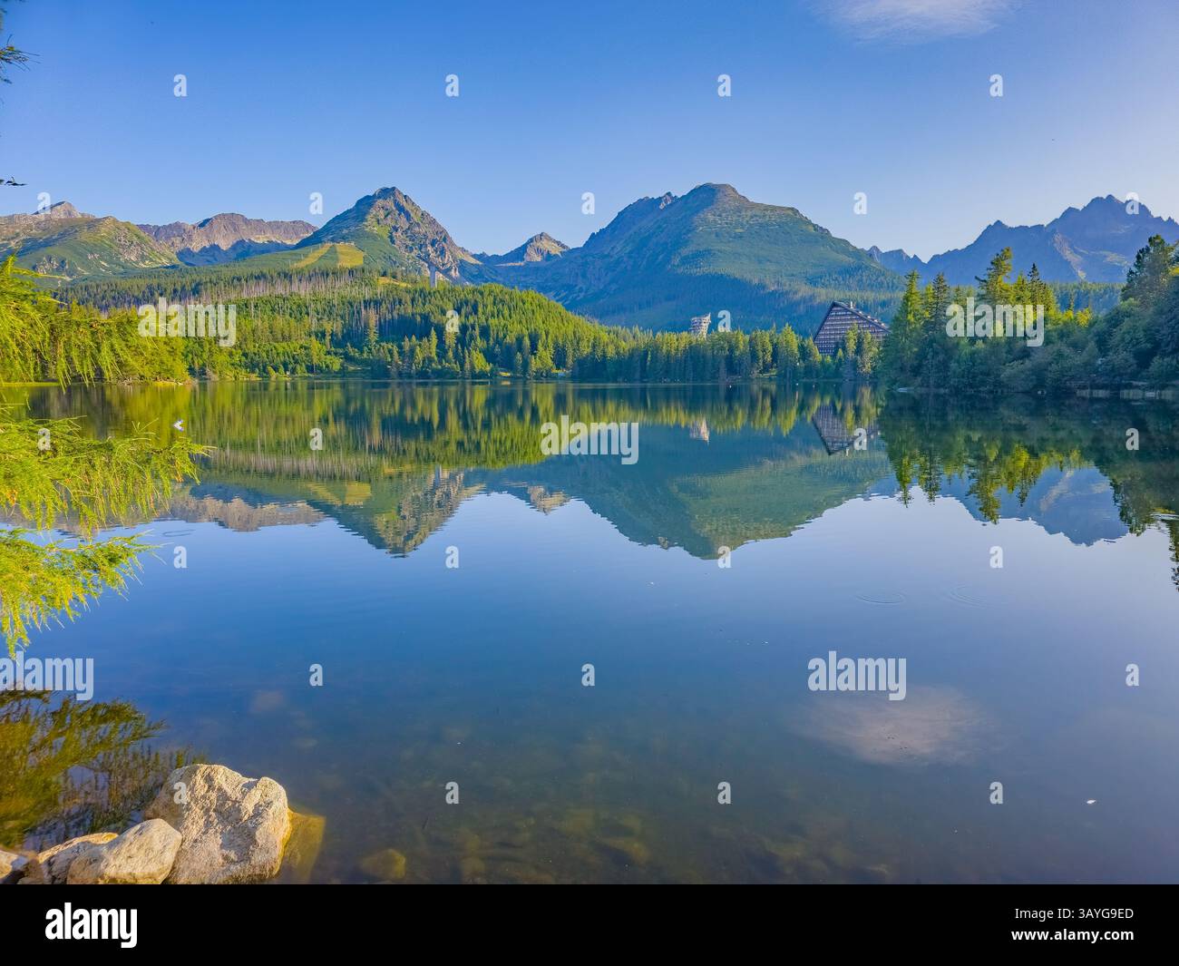 Vormittag in Strbske Pleso in der Slowakei. BILD Stockfoto