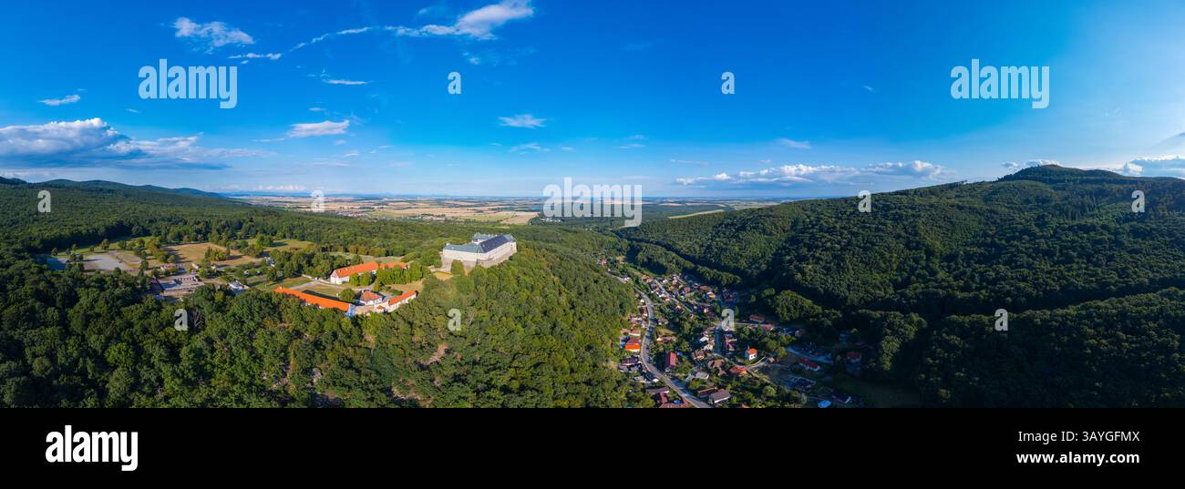 Panoramablick auf das Schloss Cerveny Kamen in der Slowakei. BILD Stockfoto