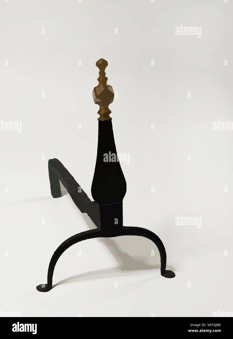 Ein dekorativer Eisenständer mit einem auffälligen goldfarbenen Finial oben, mit eleganten Kurven und einer auffälligen Silhouette. Der minimalistische Hintergrund betont seine raffinierte Form und Handwerkskunst. Amerikanisch: Andiron, amerikanisch, Mitte des 18. Jahrhunderts, Eisen und Messing, insgesamt 17 3/8 x 11 1/4 x 19 1/2 Zoll (44,1 x 28,6 x 49,5 cm) Klassische Kunst mit modernem Touch, neu interpretiert von Artotop Stockfoto
