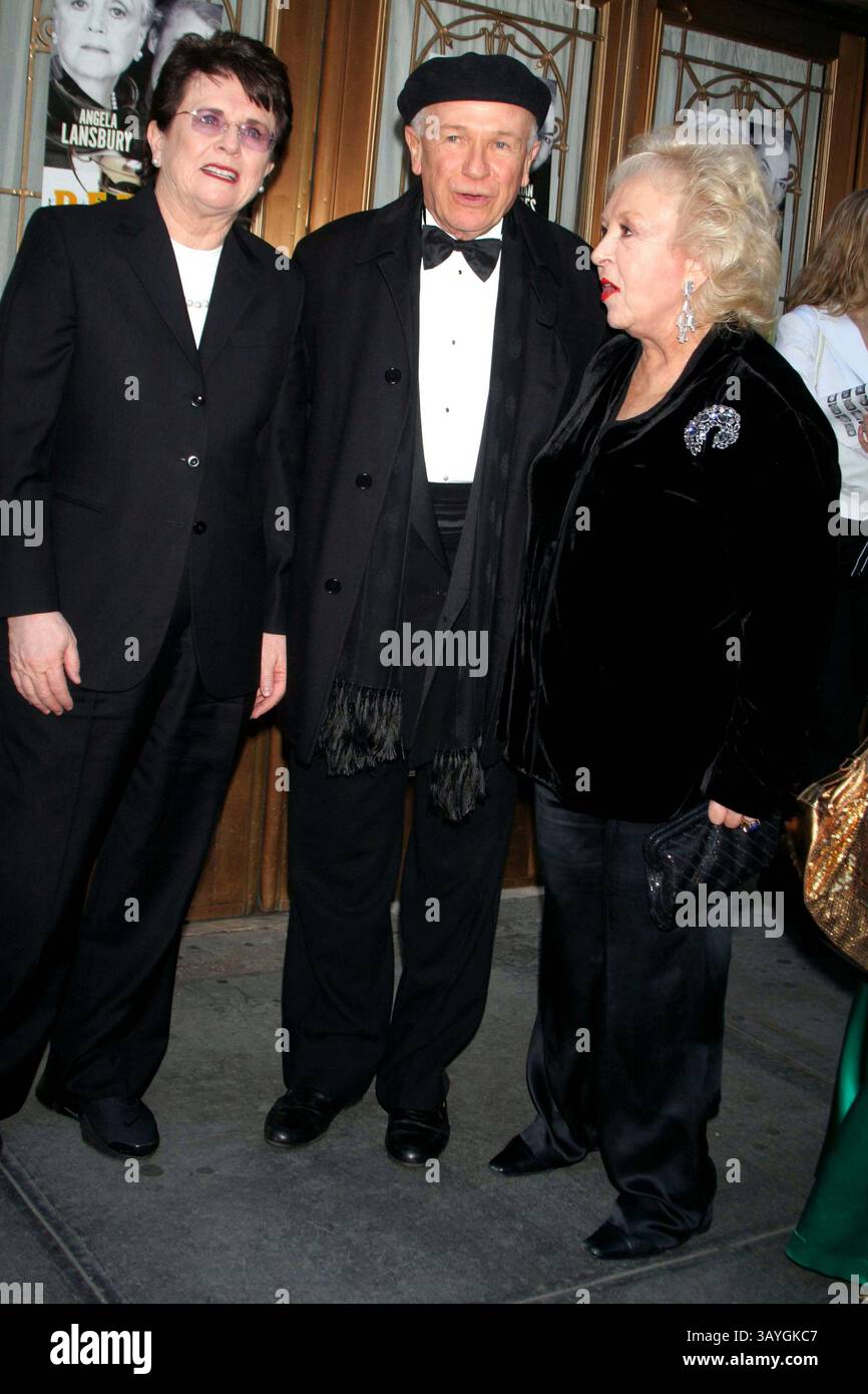 6. Mai 2007 – New York, New York, USA – K52880ML. AUFFÜHRUNG AM ABEND FÜR ANGELA LANSBURY UND MARIAN SELDES IN DEUCE. MUSIC BOX THEATRE, NEW YORK, NY 05-06-2007. - 2007.BILLY JEAN KING, TERRENCE MCNALLY UND DORIS ROBERTS(Bild: © Mitchell Levy/Globe photos/ZUMAPRESS.com) Stockfoto