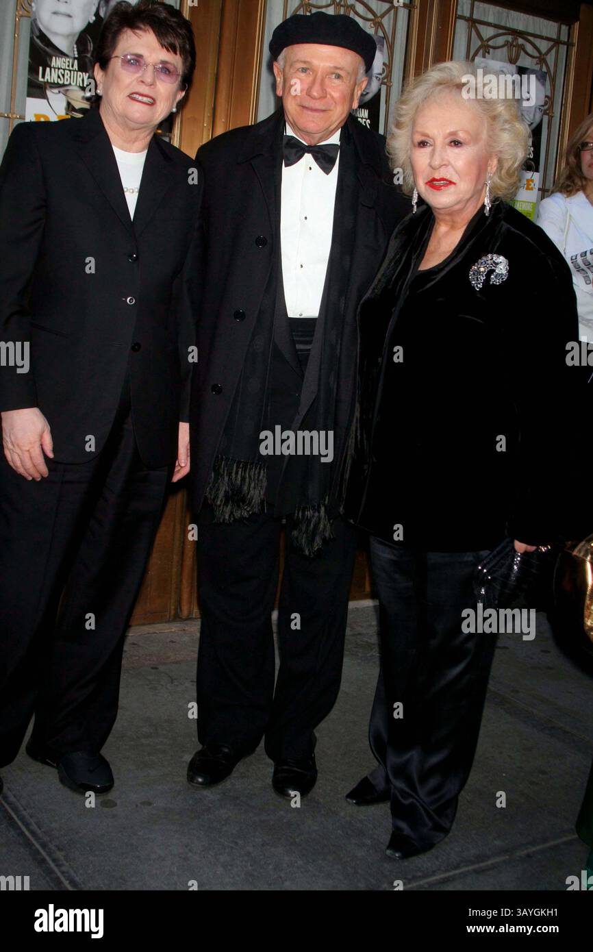 6. Mai 2007 – New York, New York, USA – K52880ML. AUFFÜHRUNG AM ABEND FÜR ANGELA LANSBURY UND MARIAN SELDES IN DEUCE. MUSIC BOX THEATRE, NEW YORK, NY 05-06-2007. - 2007.BILLY JEAN KING, TERRENCE MCNALLY UND DORIS ROBERTS(Bild: © Mitchell Levy/Globe photos/ZUMAPRESS.com) Stockfoto