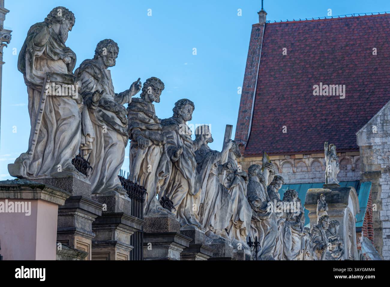 Apostelstatuen vor der Kirche st. peter und paul in Krakau, Polen. BILD Stockfoto