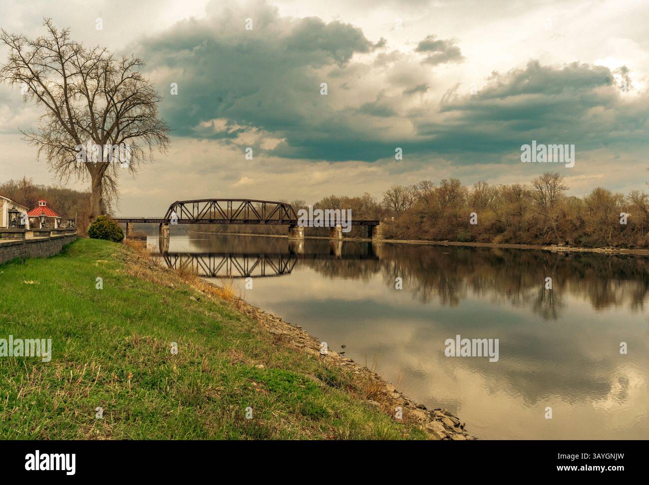 Schenectady, NY – USA – 19. April 2025 Bridge 10 ist eine Stahlbrücke in Schenectady, NY, die kanadische Pazifikzüge transportiert Stockfoto