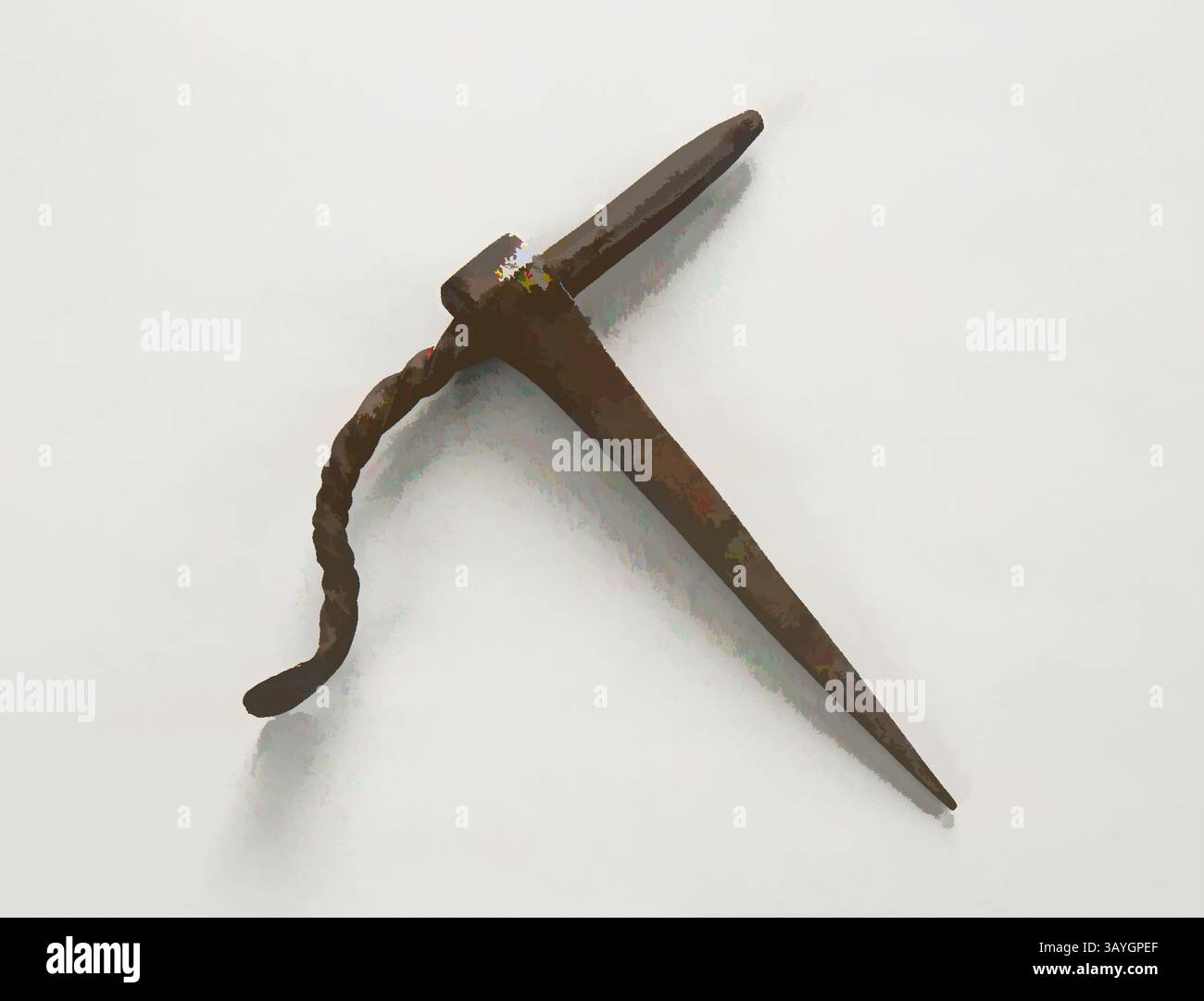 Ein rustikales, spitzes Werkzeug mit verdrehtem Griff, das wahrscheinlich zum Verankern oder Sichern von Materialien verwendet wird. Seine abgenutzte Textur deutet darauf hin, dass es im Laufe der Zeit verwendet wurde, was auf einen praktischen, funktionalen Zweck hindeutet. Amerikanisch: Pintle, amerikanisch, 18. Jahrhundert, Eisen, insgesamt: 6 1/2 x 6 1/8 x 7/8 Zoll (16,5 x 15,6 x 2,2 cm) Klassische Kunst mit modernem Touch, neu interpretiert von Artotop Stockfoto