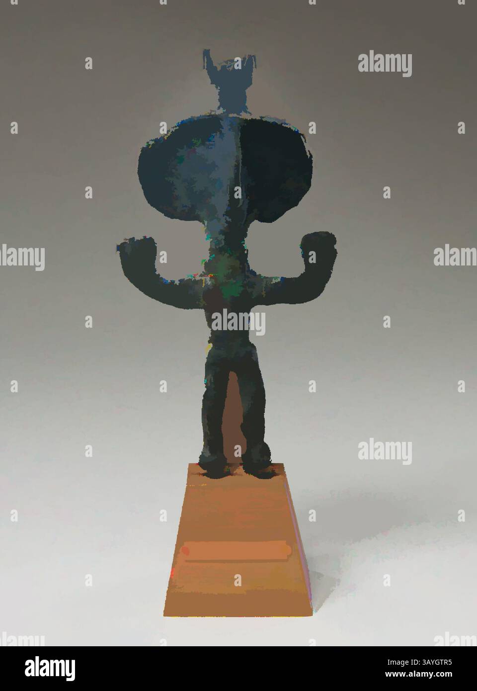 Eine stilisierte Figur mit übertriebenen Merkmalen, die eine starke Haltung mit erhobenen Armen auf einer einfachen Basis zeigt. Das Design betont auffällige Formen und Umrisse und vermittelt ein Gefühl von Kraft und Vitalität. Möglicherweise iranisch (Luristan): Bronzestuppe, unbekannter Künstler, möglicherweise iranisch (Luristan), evtl. 9.–8. Jahrhundert v. Chr., Metall, insgesamt: 6 x 3 1/8 x 1 13/16 cm. (15,2 x 7,9 x 4,6 cm) Klassische Kunst mit modernem Touch, neu interpretiert von Artotop Stockfoto