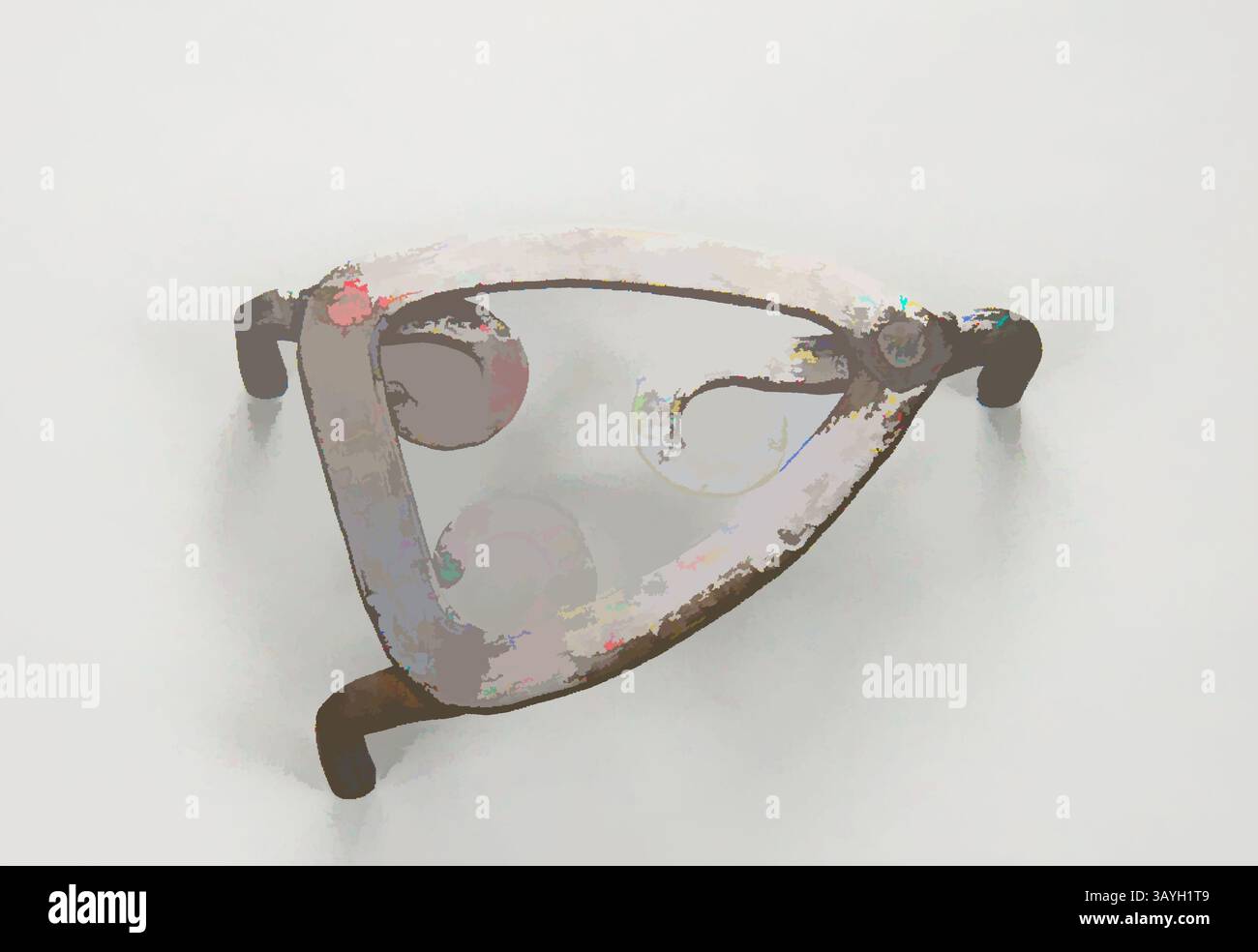 Eine runde Vintage-Brille liegt auf einer flachen, hellen Oberfläche und zeigt ein einzigartiges geometrisches Rahmendesign mit geschwungenen Elementen, die Kunstfertigkeit und Funktionalität miteinander verbinden. Wahrscheinlich amerikanisch: Untersetzer, wahrscheinlich amerikanisch, 19. Jahrhundert, Eisen, insgesamt: 1 5/16 x 4 x 6 1/16 Zoll. (3,3 x 10,2 x 15,4 cm) Klassische Kunst mit modernem Touch, neu interpretiert von Artotop Stockfoto