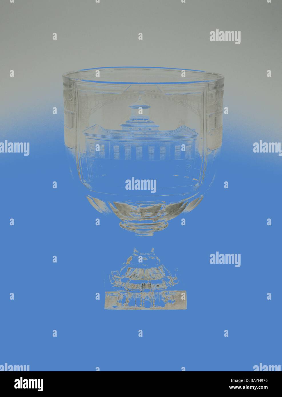 Ein wunderschön gefertigter Glaskelch mit aufwändiger Gravur eines kunstvollen Gebäudes, begleitet von einer feinen, detaillierten Basis. Das Design des Bechers zeigt Eleganz und Kunstfertigkeit und lenkt die Aufmerksamkeit auf seine reflektierenden Oberflächen und komplizierten Muster. Goblet (Rummer): Celebrating Ships, Colonies, and Commerce, um 1830, England, wahrscheinlich Southwick, England, Glas, H. 20,6 cm (8 1/8 Zoll) Klassische Kunst mit modernem Touch, neu interpretiert von Artotop Stockfoto