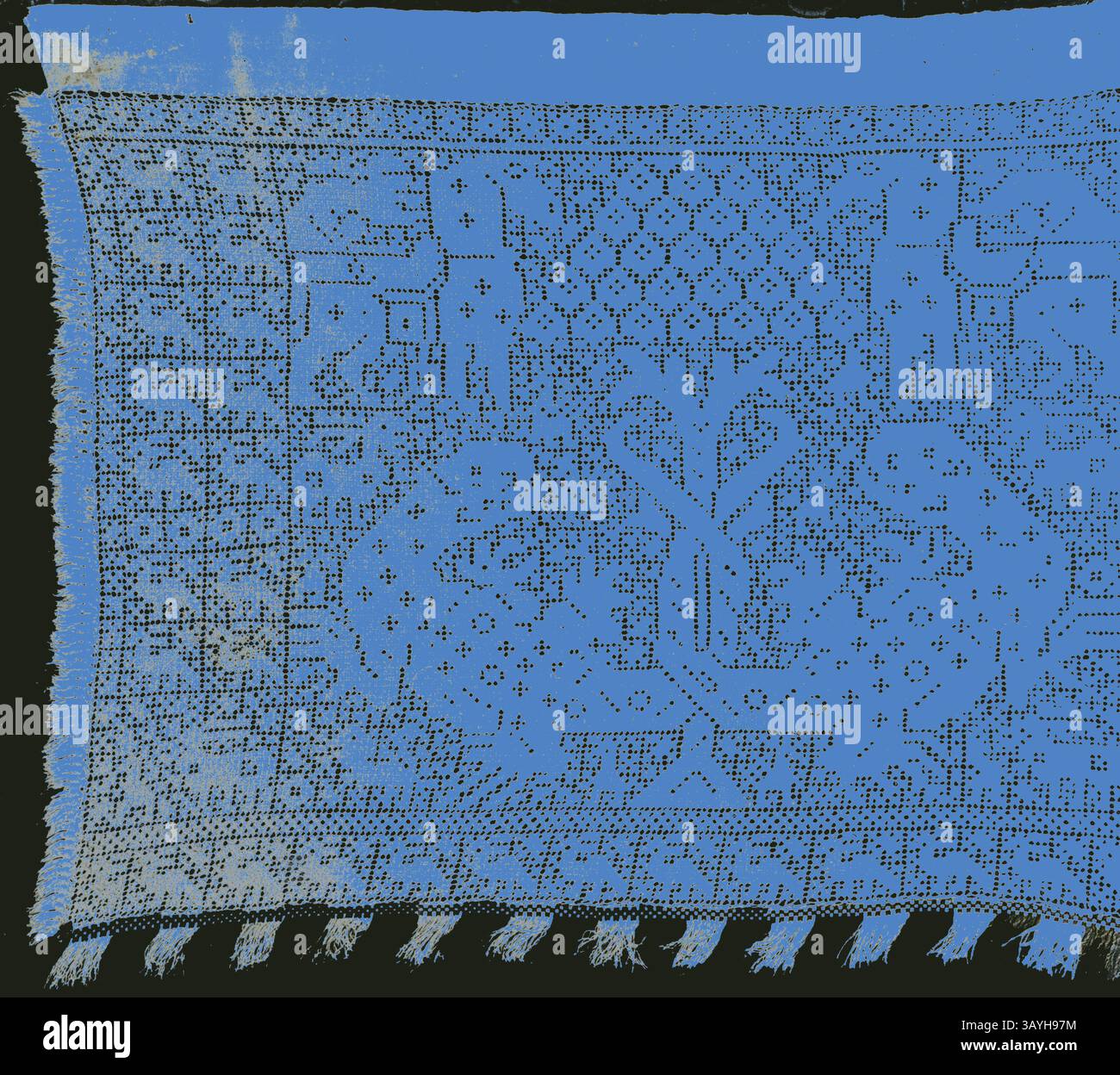 Ein strukturiertes Textil mit komplizierten Mustern und Motiven, einschließlich stilisierter Figuren und dekorativer Elemente, eingerahmt mit ausgefransten Kanten. Das Design zeigt ein harmonisches Zusammenspiel von Formen und Linien. Altar Frontal, 19. Jahrhundert, Spanien, quadratisches Kreuzwerk, Normalmaterial, einfarbiger Fransen, gedarmtes Filet, 223,5 x 75 cm (88 x 29 1/2 Zoll) Klassische Kunst mit modernem Touch, neu interpretiert von Artotop Stockfoto
