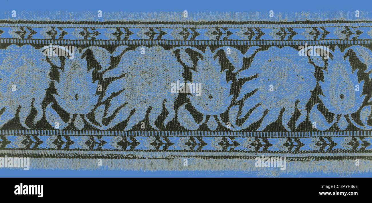 Ein dekoratives Textil mit einem komplizierten Muster aus stilisierten Blumenelementen in Blau- und Schwarztönen vor einem wechselnden Hintergrund. Das Design besticht durch eine Mischung aus Eleganz und Kunstfertigkeit und unterstreicht die Handwerkskunst, die bei der Gestaltung des Designs zum Einsatz kommt. Fragment (Grenze), 18. Jahrhundert, Iran (Persien, Yazd), Iran, 22,5 x 5,8 cm (8 7/8 x 2 1/2 Zoll) Klassische Kunst mit modernem Touch, neu interpretiert von Artotop Stockfoto