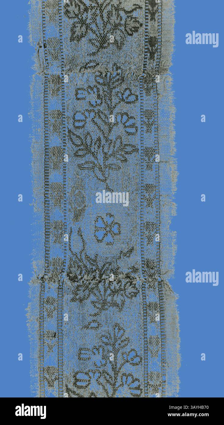 Ein zarter Stoff mit komplizierten Blumenmustern und feinen Details, ergänzt durch einen leuchtend blauen Hintergrund. Das Design zeigt eine elegante Kombination aus Texturen und Motiven, die die Kunstfertigkeit textiler Handwerkskunst unterstreicht. Fragment (Grenze), 17. Jahrhundert, Iran (Persien, Isfahan), Iran, Brokatstoff, 4,9 x 27,5 cm (1 7/8 x 11 Zoll) Klassische Kunst mit modernem Touch, neu interpretiert von Artotop Stockfoto