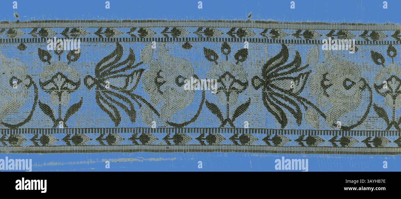 Ein dekorativer Textil mit komplizierten Blumen- und Blattmotiven, eingerahmt von einer gemusterten Borte. Das Design zeigt eine harmonische Mischung aus organischen Formen und geometrischen Elementen und schafft eine optisch eindrucksvolle Komposition. Fragment (Grenze), 17. Jahrhundert, Iran (Persien), Iran, Brokatstoff, 5,4 x 20,5 cm (1/8 x 8 Zoll) Klassische Kunst mit modernem Touch, neu interpretiert von Artotop Stockfoto