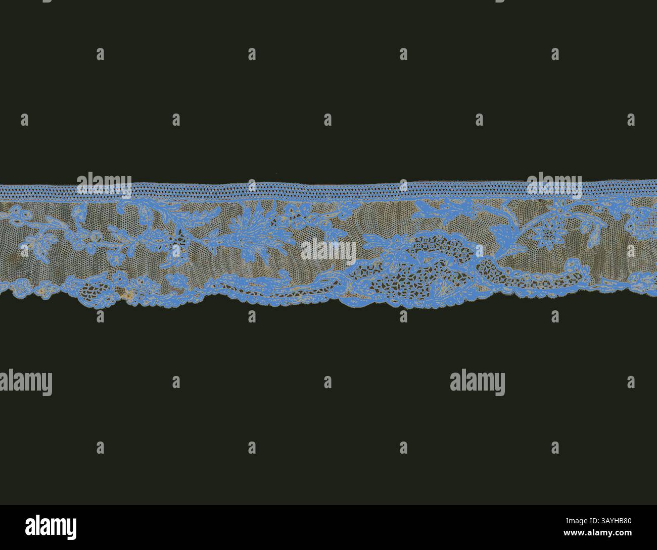 Ein zarter Spitzenbesatz mit filigranen Blumenmustern und feinen Details in einem sanften Blauton. Das Design zeigt zarte Kurven und verzierte Blüten, die die Handwerkskunst textiler Kunst hervorheben. Border, 1750er/60er Jahre, Frankreich, Leinen, Nadelspitze vom Typ 'Point d'Alencon Klassische Kunst mit einem modernen Twist von Artotop Stockfoto