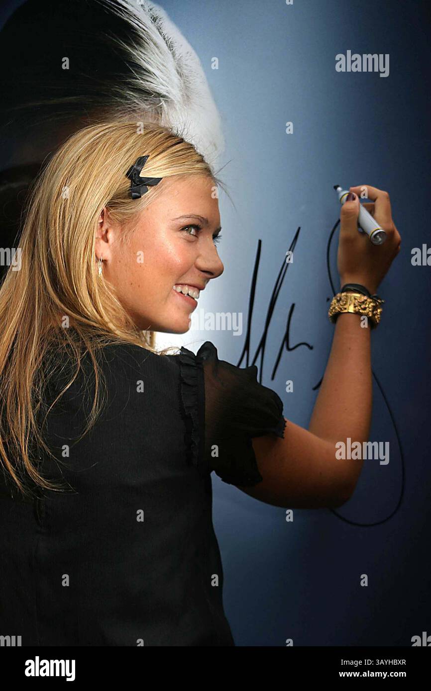 1. JANUAR 1980 - NEW YORK, NEW YORK, USA - K49361PSC.MARIA SHARAPOVA TRITT BEI BLOOMINGDALE AUF, UM EINEN BEITRAG DER TAG HEUR UHRENFIRMA AN DIE MARIA SHARAPOVA FOUNDATION ZU NEHMEN UND FÜR IHRE NEUE UHR, DIE AQUARCER , NEW YORK, ZU WERBEN 22.08.2006. - 2006.MARIA SHARAPOVA(Foto: © Paul Schmulbach/Globe Photos/ZUMAPRESS.com) Stockfoto