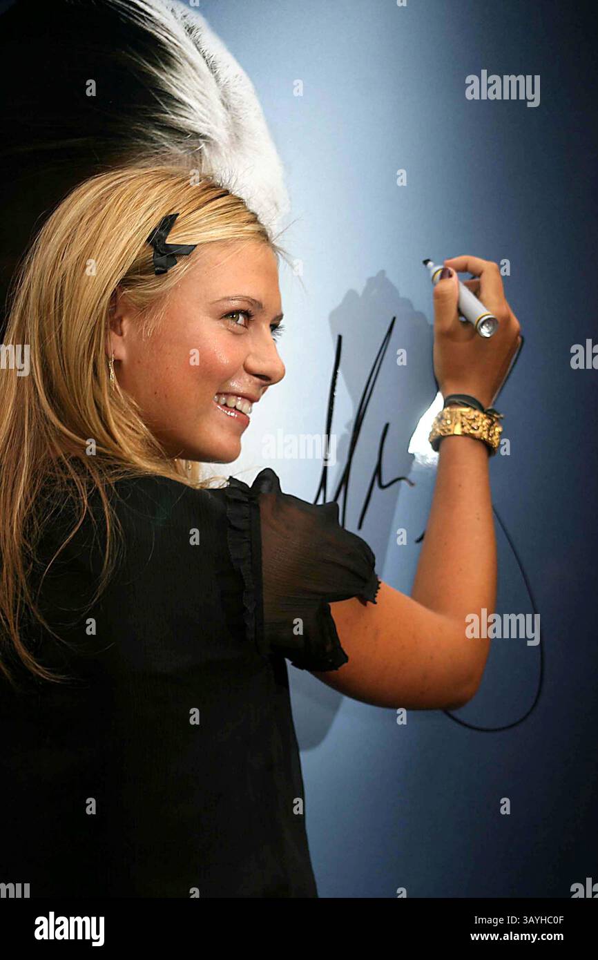 1. JANUAR 1980 - NEW YORK, NEW YORK, USA - K49361PSC.MARIA SHARAPOVA TRITT BEI BLOOMINGDALE AUF, UM EINEN BEITRAG DER TAG HEUR UHRENFIRMA AN DIE MARIA SHARAPOVA FOUNDATION ZU NEHMEN UND FÜR IHRE NEUE UHR, DIE AQUARCER , NEW YORK, ZU WERBEN 22.08.2006. - 2006.MARIA SHARAPOVA(Foto: © Paul Schmulbach/Globe Photos/ZUMAPRESS.com) Stockfoto