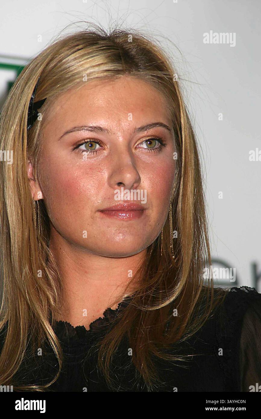 1. JANUAR 1980 - NEW YORK, NEW YORK, USA - K49361PSC.MARIA SHARAPOVA TRITT BEI BLOOMINGDALE AUF, UM EINEN BEITRAG DER TAG HEUR UHRENFIRMA AN DIE MARIA SHARAPOVA FOUNDATION ZU NEHMEN UND FÜR IHRE NEUE UHR, DIE AQUARCER , NEW YORK, ZU WERBEN 22.08.2006. - 2006.MARIA SHARAPOVA(Foto: © Paul Schmulbach/Globe Photos/ZUMAPRESS.com) Stockfoto
