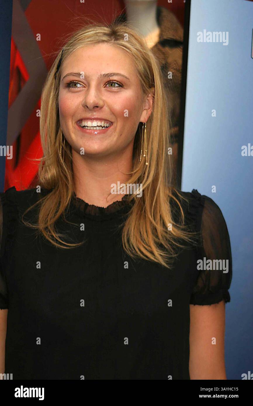 1. JANUAR 1980 - NEW YORK, NEW YORK, USA - K49361PSC.MARIA SHARAPOVA TRITT BEI BLOOMINGDALE AUF, UM EINEN BEITRAG DER TAG HEUR UHRENFIRMA AN DIE MARIA SHARAPOVA FOUNDATION ZU NEHMEN UND FÜR IHRE NEUE UHR, DIE AQUARCER , NEW YORK, ZU WERBEN 22.08.2006. - 2006.MARIA SHARAPOVA(Foto: © Paul Schmulbach/Globe Photos/ZUMAPRESS.com) Stockfoto