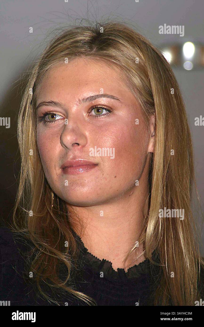 1. JANUAR 1980 - NEW YORK, NEW YORK, USA - K49361PSC.MARIA SHARAPOVA TRITT BEI BLOOMINGDALE AUF, UM EINEN BEITRAG DER TAG HEUR UHRENFIRMA AN DIE MARIA SHARAPOVA FOUNDATION ZU NEHMEN UND FÜR IHRE NEUE UHR, DIE AQUARCER , NEW YORK, ZU WERBEN 22.08.2006. - 2006.MARIA SHARAPOVA(Foto: © Paul Schmulbach/Globe Photos/ZUMAPRESS.com) Stockfoto
