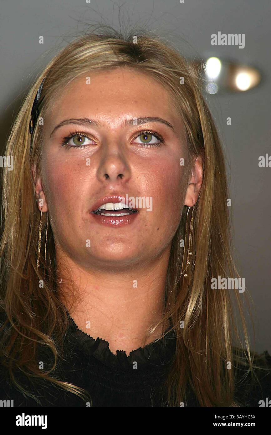 1. JANUAR 1980 - NEW YORK, NEW YORK, USA - K49361PSC.MARIA SHARAPOVA TRITT BEI BLOOMINGDALE AUF, UM EINEN BEITRAG DER TAG HEUR UHRENFIRMA AN DIE MARIA SHARAPOVA FOUNDATION ZU NEHMEN UND FÜR IHRE NEUE UHR, DIE AQUARCER , NEW YORK, ZU WERBEN 22.08.2006. - 2006.MARIA SHARAPOVA(Foto: © Paul Schmulbach/Globe Photos/ZUMAPRESS.com) Stockfoto