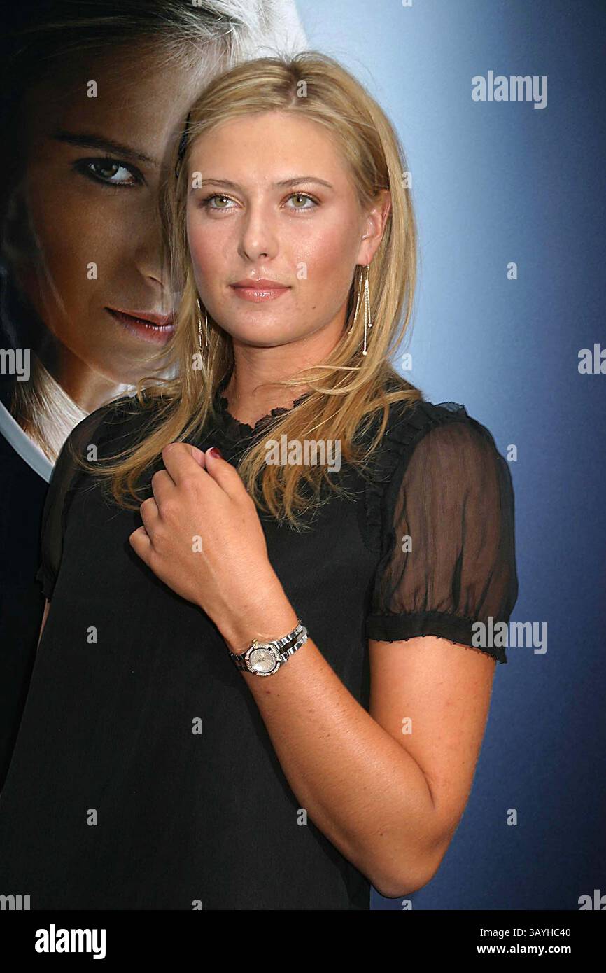 1. JANUAR 1980 - NEW YORK, NEW YORK, USA - K49361PSC.MARIA SHARAPOVA TRITT BEI BLOOMINGDALE AUF, UM EINEN BEITRAG DER TAG HEUR UHRENFIRMA AN DIE MARIA SHARAPOVA FOUNDATION ZU NEHMEN UND FÜR IHRE NEUE UHR, DIE AQUARCER , NEW YORK, ZU WERBEN 22.08.2006. - 2006.MARIA SHARAPOVA(Foto: © Paul Schmulbach/Globe Photos/ZUMAPRESS.com) Stockfoto