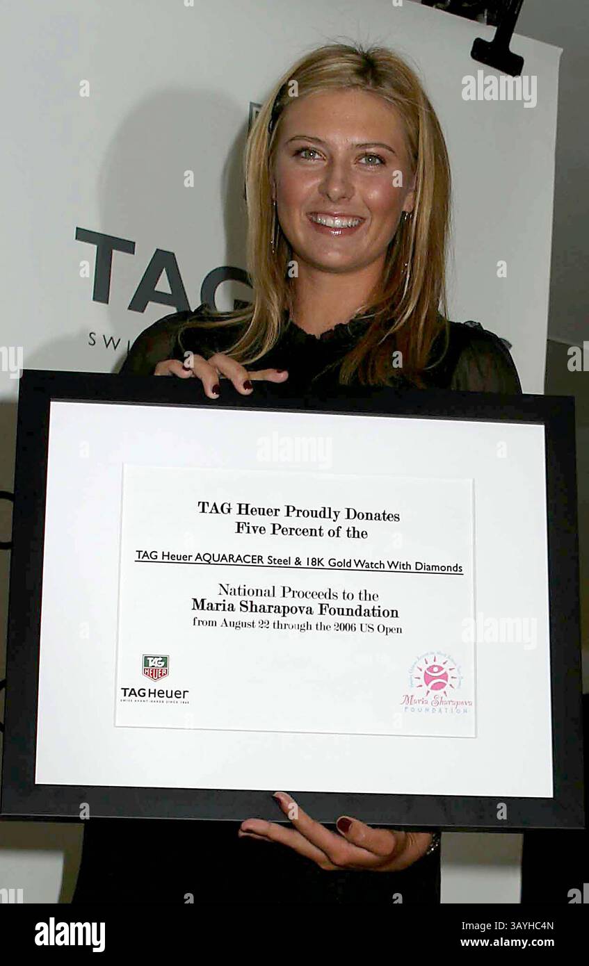1. JANUAR 1980 - NEW YORK, NEW YORK, USA - K49361PSC.MARIA SHARAPOVA TRITT BEI BLOOMINGDALE AUF, UM EINEN BEITRAG DER TAG HEUR UHRENFIRMA AN DIE MARIA SHARAPOVA FOUNDATION ZU NEHMEN UND FÜR IHRE NEUE UHR, DIE AQUARCER , NEW YORK, ZU WERBEN 22.08.2006. - 2006.MARIA SHARAPOVA(Foto: © Paul Schmulbach/Globe Photos/ZUMAPRESS.com) Stockfoto