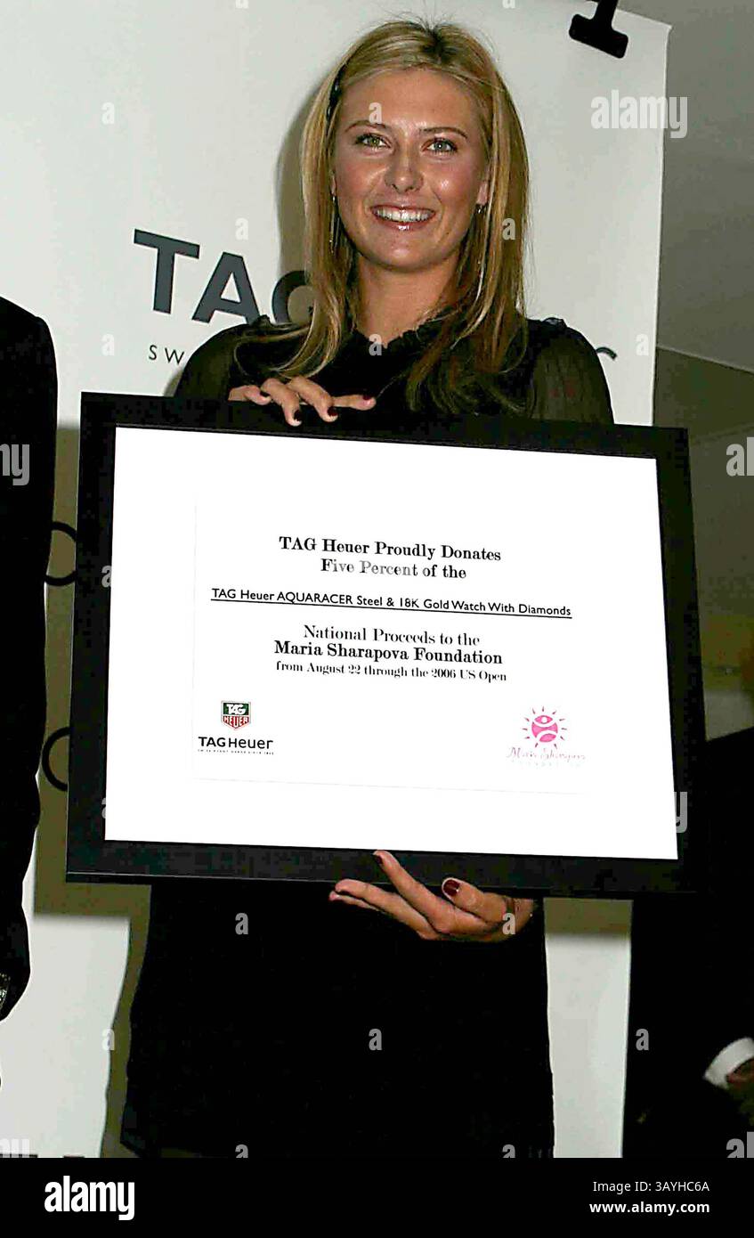 1. JANUAR 1980 - NEW YORK, NEW YORK, USA - K49361PSC.MARIA SHARAPOVA TRITT BEI BLOOMINGDALE AUF, UM EINEN BEITRAG DER TAG HEUR UHRENFIRMA AN DIE MARIA SHARAPOVA FOUNDATION ZU NEHMEN UND FÜR IHRE NEUE UHR, DIE AQUARCER , NEW YORK, ZU WERBEN 22.08.2006. - 2006.MARIA SHARAPOVA(Foto: © Paul Schmulbach/Globe Photos/ZUMAPRESS.com) Stockfoto