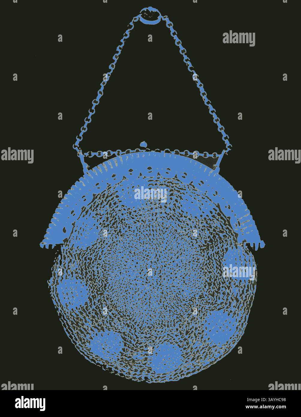 Eine runde Tasche mit komplizierten Details, einem dekorativen Griff und einer Reihe von Punkten auf der Oberfläche. Das Gesamtdesign besticht durch eine Mischung aus Eleganz und Handwerkskunst. Handtasche, 19. Jahrhundert, Frankreich, Gestrickt aus Seide und Metallgarn bestehend aus Streifen auf Seidenkern, Diam. 5,4 cm (1/8 Zoll) Klassische Kunst mit modernem Touch, neu interpretiert von Artotop Stockfoto