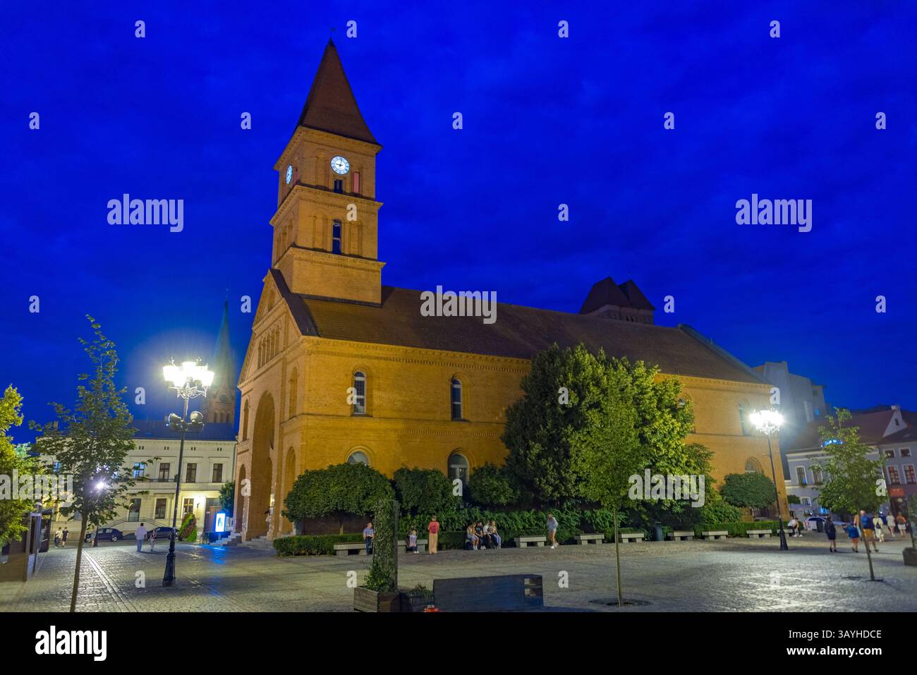 Blick auf den Sonnenuntergang der Heiligen Dreifaltigkeitskirche in Torun, Polen. BILD Stockfoto