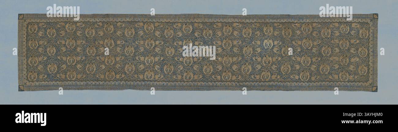 Ein aufwendig gemustertes Textil mit sich wiederholenden Blumenmotiven, einem reichen Farbspiel und detaillierten Borten. Das Design zeigt eine harmonische Anordnung von Blüten, die mit dekorativen Elementen verflochten sind, die die handwerkliche Handwerkskunst widerspiegelt, die typisch für die traditionelle Stoffkunst ist. Slendang (Schal), 19. Jahrhundert, Indonesien, Java, Java, Baumwolle, batikgefärbt, 237,4 x 52 cm (93 5/8 x 20 1/2 Zoll) Klassische Kunst mit modernem Touch, neu interpretiert von Artotop Stockfoto