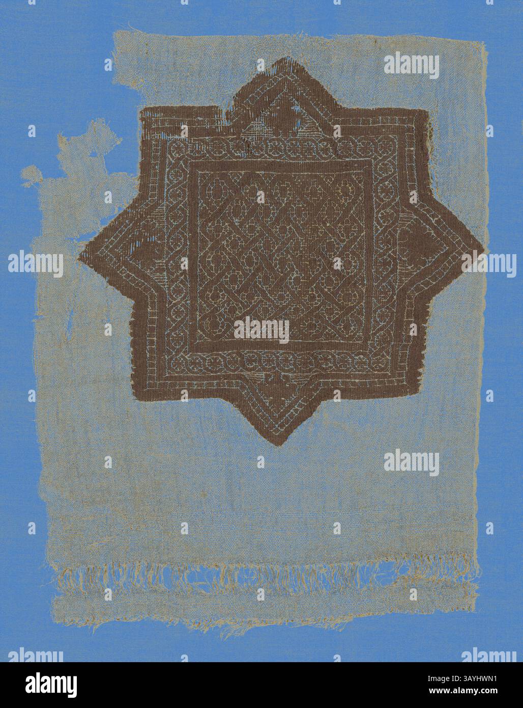 Ein dekoratives Textil mit geometrischem Sternmuster, aufwändig gewebt mit detaillierten Motiven, umgeben von einem verblassten Hintergrund. Das Design zeigt ein reiches Zusammenspiel von Textur und Handwerkskunst. Panel, römische Zeit (30 v. Chr.–641 n. Chr.), 4./6. Jahrhundert, Koptisch, Ägypten, Ägypten, Leinen und Wolle, Gobelin, 24,2 x 23 cm (9 1/2 x 9 1/8 Zoll) Klassische Kunst mit modernem Touch, neu interpretiert von Artotop Stockfoto