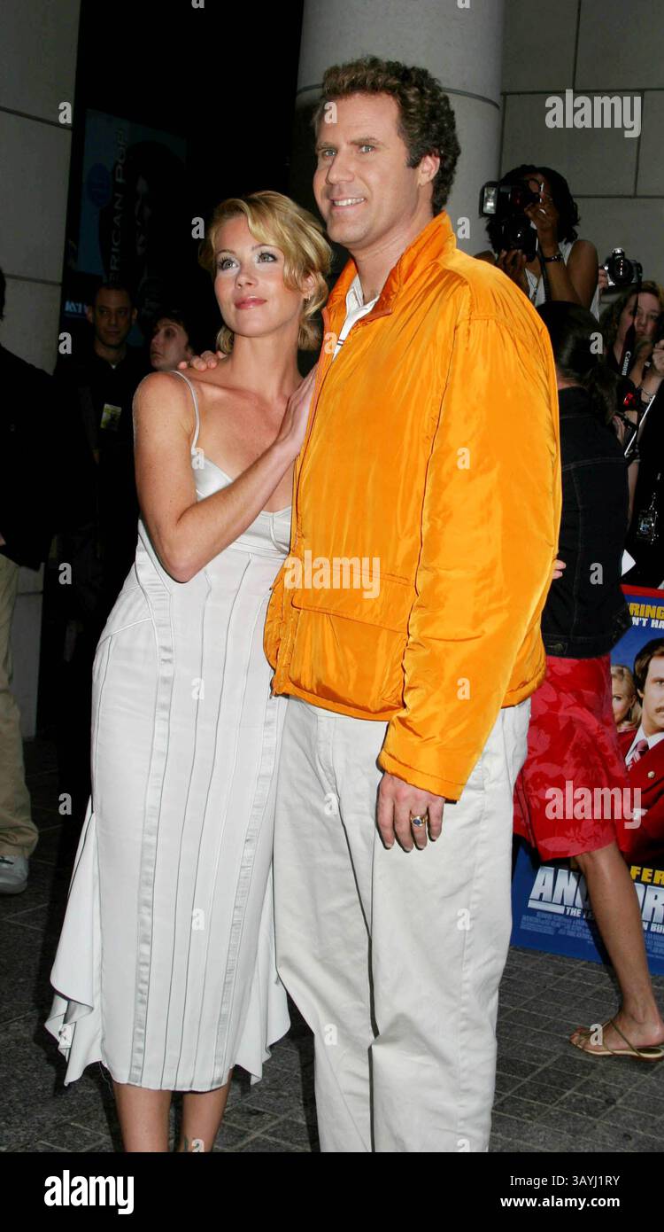 7. Juli 2004 - New York, New York, USA - K38226PSC.SONDERVORFÜHRUNG VON ''ANCHORMAN THE LEGENDE OF RON BURGUNDY'' IM MUSEUM OF TELEVISI0N AND RADIO , NEW YORK New York 07.07.2004. / WILL FERRELL_CHRISTINA APPLEGATE(Foto: © Paul Schmulbach/Globe Photos/ZUMAPRESS.com) Stockfoto