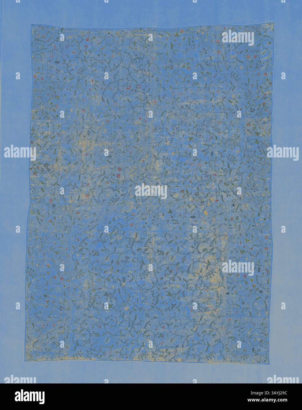 Ein lebendiges Textil mit komplizierten Blumenmustern und zarten, wirbelnden Weinstöcken, mit einem satten blauen Hintergrund, der seine dekorativen Elemente unterstreicht. Das Design zeigt eine harmonische Farbmischung, die dem Stoff Tiefe und Charme verleiht. Platte, Queen Anne Epoche (1702–1714), 1700/25, England, Leinen, Leinengewebe, bestickt mit Seide, 206,4 x 145,5 cm (81 1/4 x 57 1/4 Zoll) Klassische Kunst mit modernem Touch, neu interpretiert von Artotop Stockfoto