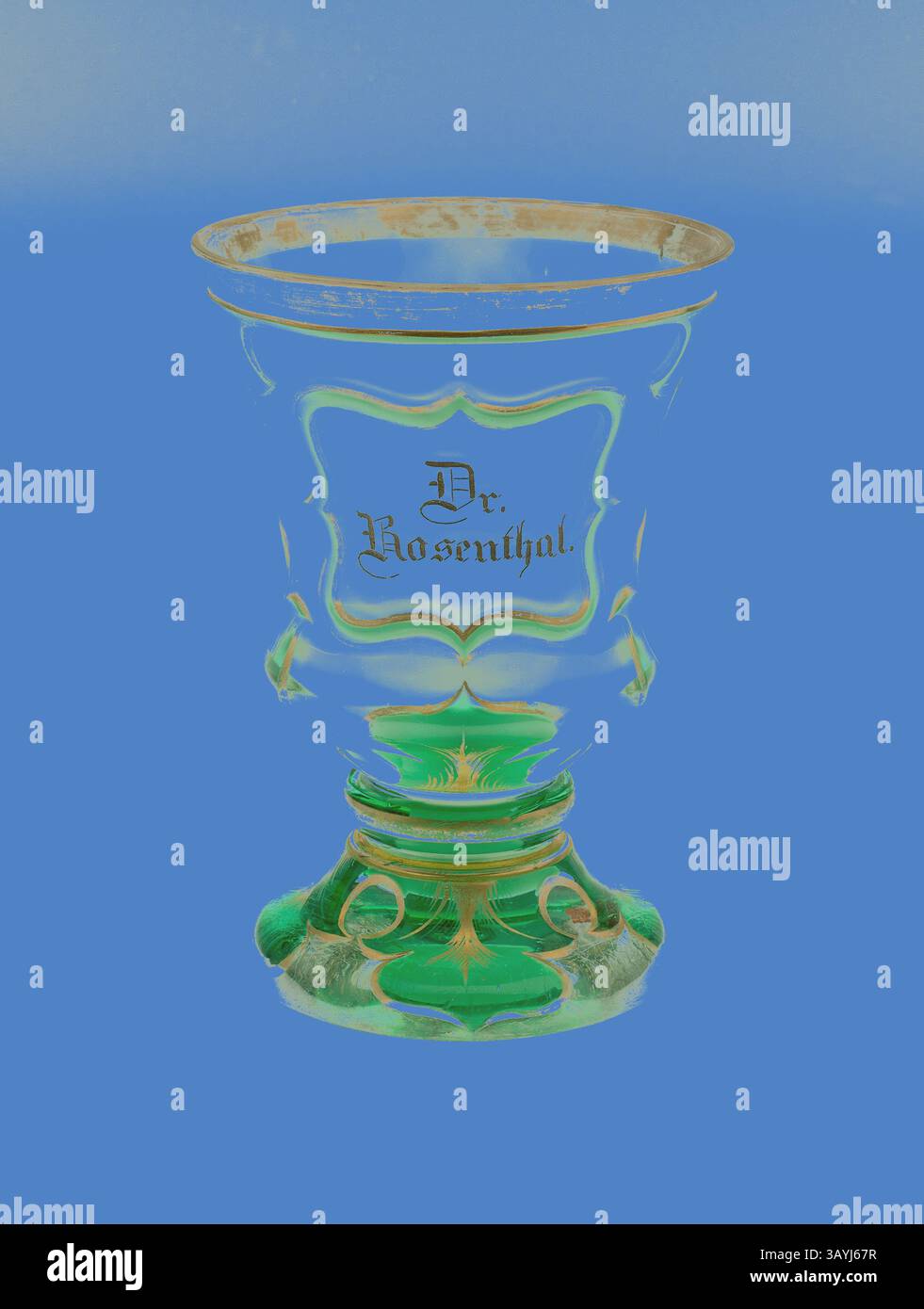 Ein kunstvoll verzierter Glaskelch besticht durch raffinierte Details und leuchtende grüne Akzente, die elegant mit dem Namen „Dr. Rosenthal“ beschriftet sind. Das Design zeigt eine klassische Form, die die Handwerkskunst seiner dekorativen Elemente unterstreicht. Becher, ca. 1840, Böhmen, Tschechische Republik, Böhmen, Glas, farblos, mundgeblasen, geschliffen, überlagert mit undurchsichtigem grünem Glas, schwarzer Emaille und Vergoldung, 14,1 x 10 cm (5 9/16 x 3 15/16 Zoll) Klassische Kunst mit modernem Touch, neu interpretiert von Artotop Stockfoto