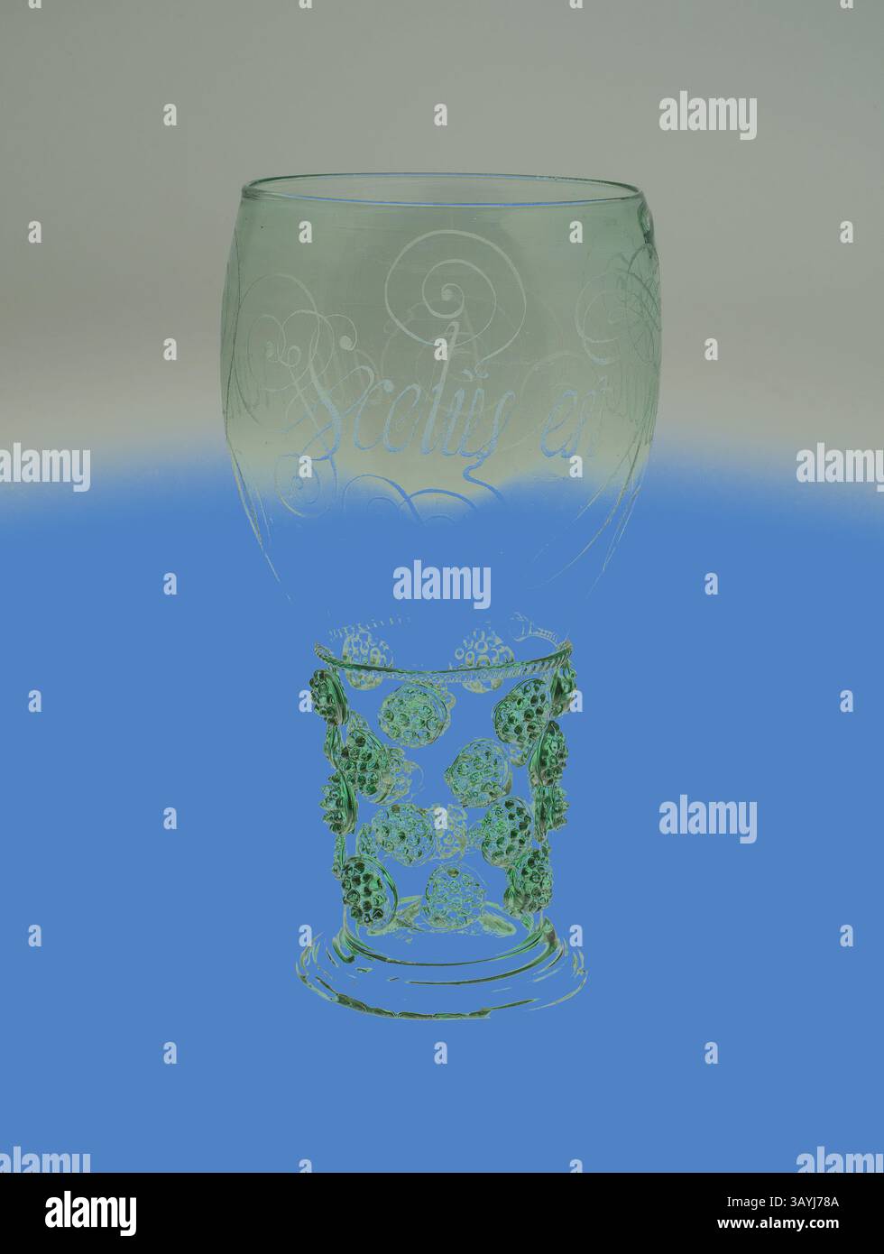 Ein wunderschön gefertigtes Glas mit aufwändigen Gravuren und einem dekorativen Sockel mit zarten Blumenmustern. Das Design besticht durch eine Mischung aus Eleganz und Kunstfertigkeit. Kalligraphischer Stumpfbecher (Roemer), ca. 1660, Niederlande, Glas, 23,5 x 10,8 cm (9 1/4 x 4 1/4 Zoll) Klassische Kunst mit modernem Touch, neu interpretiert von Artotop Stockfoto