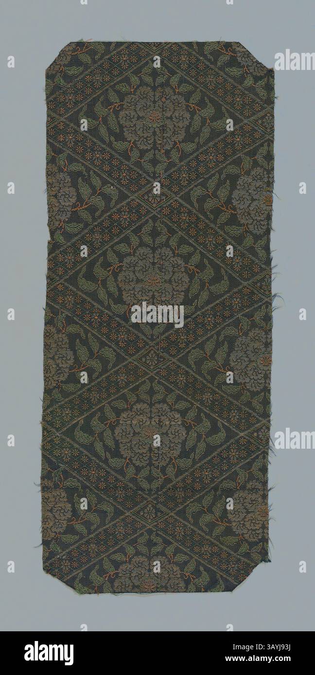 Ein aufwendig gemustertes Textil mit Blumenmotiven und geometrischen Mustern in kräftigen Farben, das ein symmetrisches Layout mit detaillierten Verzierungen bietet. Fragment, 18. Jahrhundert, späte Edo-Periode (1789–1868)/ Meiji-Periode (1868–1912), Japan, raffiniertes Satin-, Seide- und Goldpapier, zwei Streifen bis m., 50,2 x 20,9 cm (19 3/4 x 8 1/4 Zoll) Klassische Kunst mit modernem Touch, neu interpretiert von Artotop Stockfoto