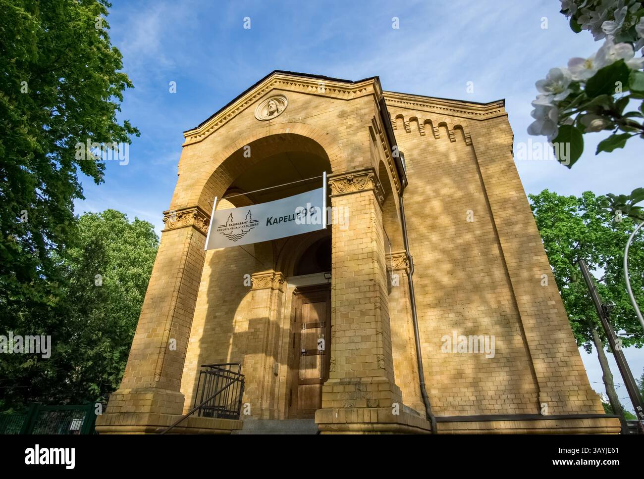 Außenansicht von Kapelle99, einem Kulturort in einer ehemaligen Friedhofskapelle an der Boxhagener Straße in Berlin-Friedrichshain, Deutschland.​ Stockfoto