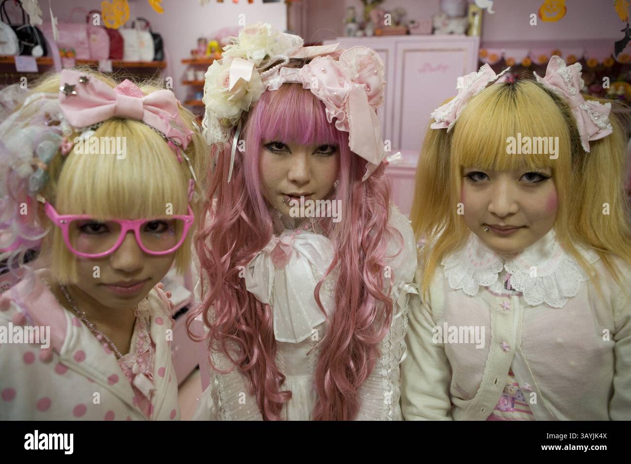 Manga ist der Name eines Zeichentrickstils, der in Japan sehr beliebt ist. Es ist für jede Altersgruppe völlig akzeptabel, Manga-Bücher zu lesen. Man kann oft Männer mittleren Alters in der Metro sehen, die diese Kinder-Karikaturen lesen. Sogar der Premierminister japans gilt als Manga-Fan. Basierend auf den Charakteren des Mangas werden Computerspiele für die Jugend entwickelt. Die Manga-Bücher zeichnen sich durch unendliche Geschichten aus. Einige Geschichten sind bereits seit 20 Jahren im Gange. Jede Woche kommen neue Ausgaben heraus und werden von Millionen in Japan gekauft. (Bild: © Ton Koene/ZUMA Press) Stockfoto