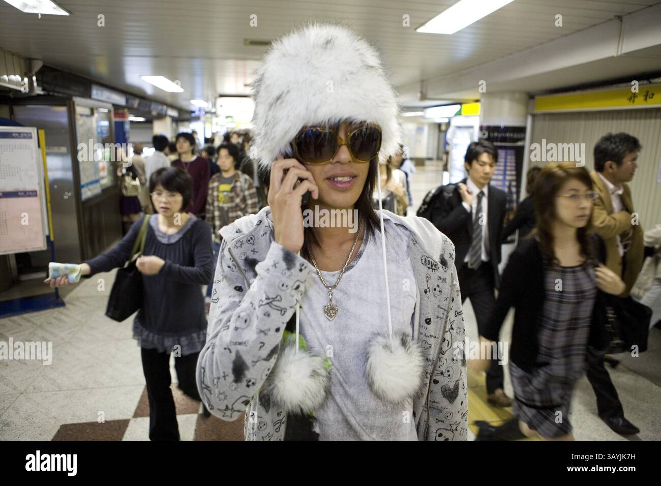 Manga ist der Name eines Zeichentrickstils, der in Japan sehr beliebt ist. Es ist für jede Altersgruppe völlig akzeptabel, Manga-Bücher zu lesen. Man kann oft Männer mittleren Alters in der Metro sehen, die diese Kinder-Karikaturen lesen. Sogar der Premierminister japans gilt als Manga-Fan. Basierend auf den Charakteren des Mangas werden Computerspiele für die Jugend entwickelt. Die Manga-Bücher zeichnen sich durch unendliche Geschichten aus. Einige Geschichten sind bereits seit 20 Jahren im Gange. Jede Woche kommen neue Ausgaben heraus und werden von Millionen in Japan gekauft. (Bild: © Ton Koene/ZUMA Press) Stockfoto