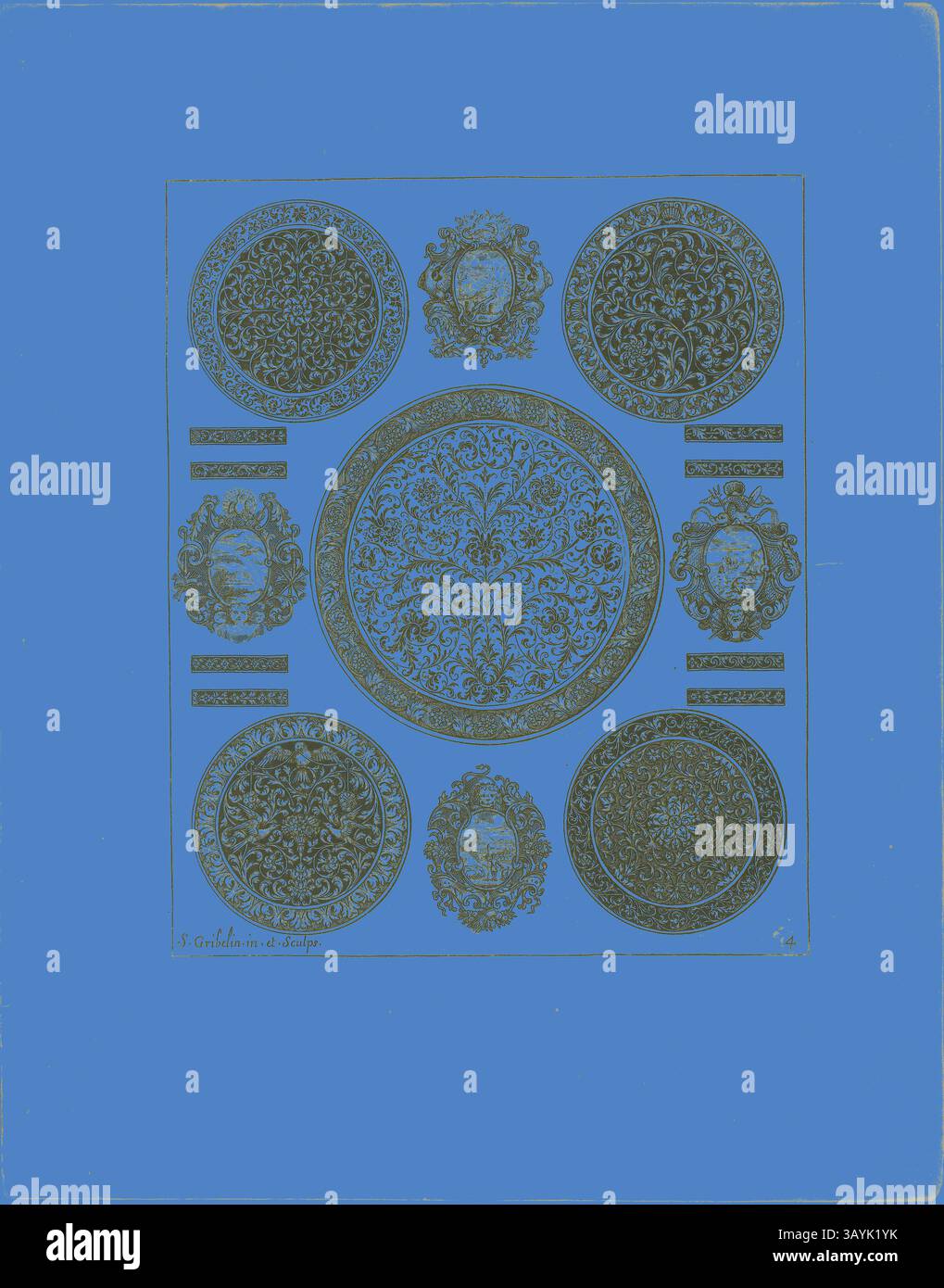 Eine Kollektion kunstvoller dekorativer Designs mit komplizierten Blumenmustern und kreisförmigen Motiven, präsentiert auf einem leuchtend blauen Hintergrund. Jedes Design verfügt über aufwändige Details, wobei einige Elemente Gesichter oder Figuren in kreisförmigen Rahmen enthalten. Platte vier, aus dem Buch der Ornamente, 1704, Simon Gribelin II., Französisch, 1661-1733, Frankreich, Gravur auf Papier, 194 x 158 mm (Bild/Platte), 296 x 232 mm (Blatt) Klassische Kunst mit modernem Twist von Artotop Stockfoto