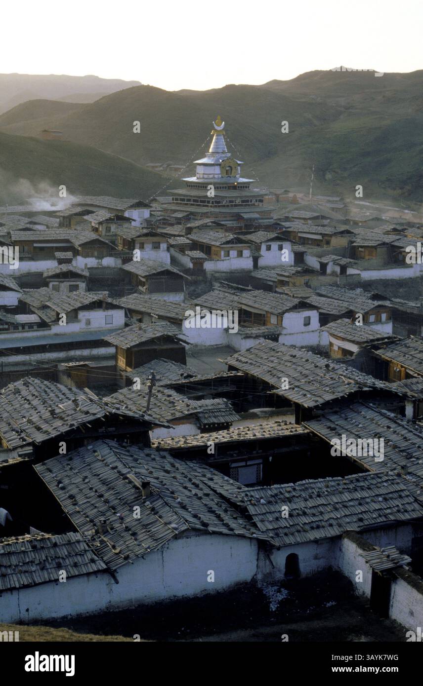 18. Mai 1998 - Langmusi, Gansu, China - ein ideales Reiseziel für Rucksacktouristen, da es nicht auf der Reiseroute eines chinesischen Reisebüros aufgeführt ist - ein ruhiges, malerisches tibetisches Dorf auf einer Höhe von 3300 m, wunderschöne Landschaft, gut erhaltene tibetische Kulturen, die den meisten Touristen unbekannt sind. Das tägliche Leben wird durch tibetische religiöse Rituale geregelt. Neugierige Reisende dürfen sogar eine Himmelsbegräbniszeremonie erleben. Langmusi hat zwei Klöster an der Grenze zu den westlichen Provinzen Gansu und Sichuan. Das Kloster Sezhi befindet sich in der Provinz Sichuan und das Kloster Geerdeng in der Provinz Gansu. Majesti Stockfoto