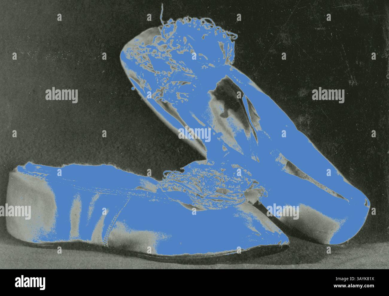 Ein Paar Vintage-Schuhe mit aufwändigen Blumenverzierungen, die in einem auffälligen blauen Farbton hervorgehoben sind, präsentieren eine Mischung aus Eleganz und Mode. Damenschuhe, ca. 1860er Jahre, England, Leder, Seide, Satin-Gewebe mit Seidenbändern Klassische Kunst mit modernem Touch von Artotop Stockfoto