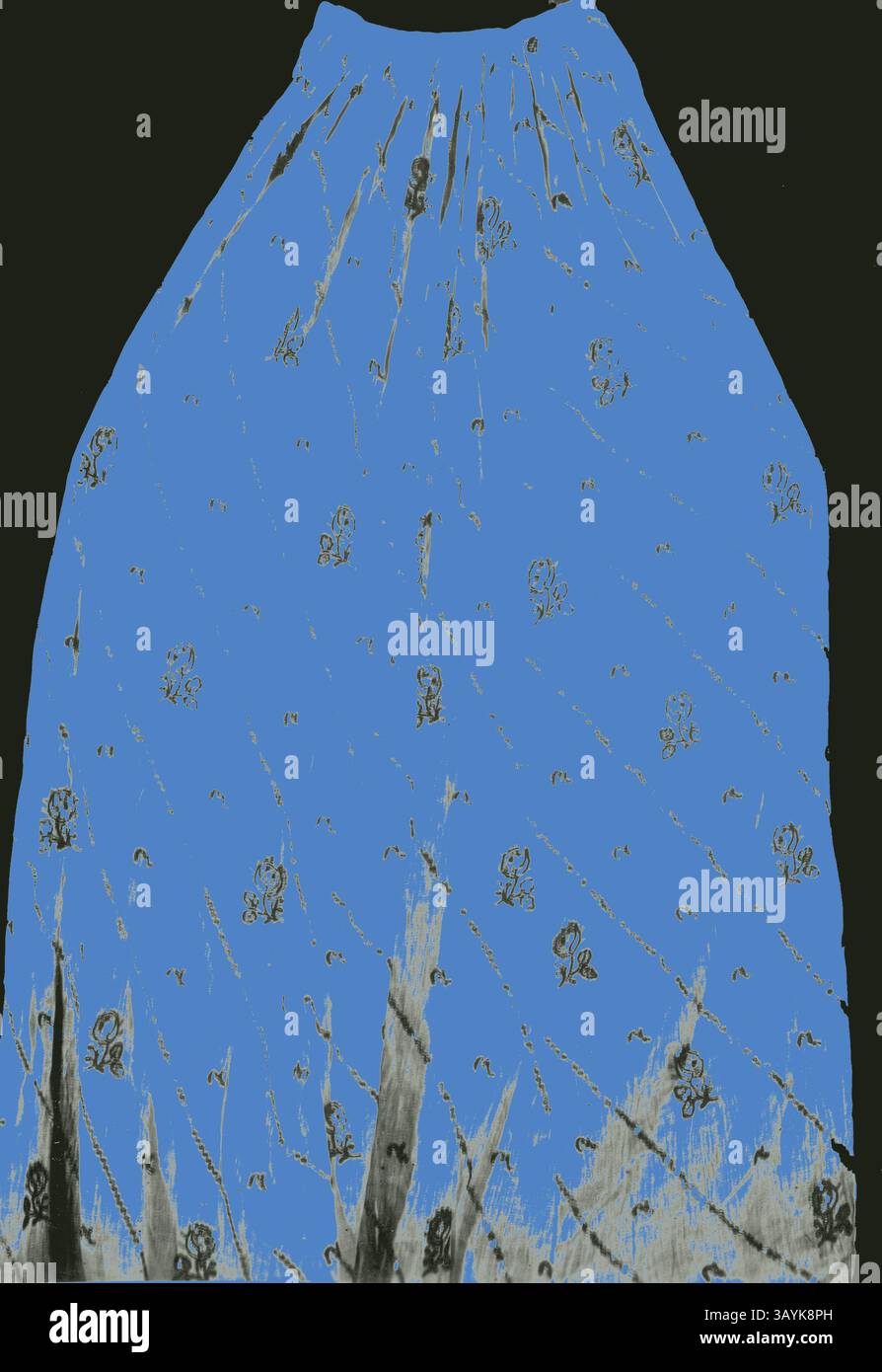 Das lange, fließende Kleidungsstück besteht aus einem leuchtend blauen Stoff mit komplizierten Blumenmustern. Das Design zeigt zarte Details, die einen schönen Kontrast zu den satten Farben bilden und ein elegantes und auffälliges Erscheinungsbild schaffen. Über Rock, ca. 1810, Frankreich, Baumwolle, Leinwandbindung, gestickt, 317 x 139 cm (125 x 54 3/4 Zoll) Klassische Kunst mit modernem Touch, neu interpretiert von Artotop Stockfoto