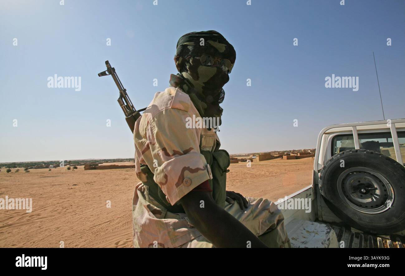 Oktober 2008 - bahai, darfur, tschad - Ein Rebell der Bewegung für Gerechtigkeit und Gleichstellung fährt auf einem Lastwagenbett. Der Krieg in Darfur hat zu 2 Millionen Vertriebenen oder Flüchtlingen und über 300.000 Toten geführt. Der Konflikt besteht zwischen der islamisch-arabischen Miliz oder Janjaweed und den Regierungstruppen gegen die schwarzafrikanische Nomadenbevölkerung. Der Krieg konzentriert sich auf die begrenzten Ressourcen in der Region Darfur wie Öl, Ackerland und Wasser. Das Datum ist eine ungefähre Angabe. (Bild: © Ton Koene/ZUMApress.com) Stockfoto